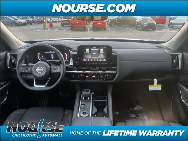 2024 Nissan Pathfinder Platinum photo