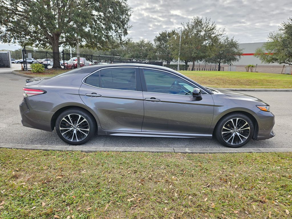 2018 Toyota Camry SE 6