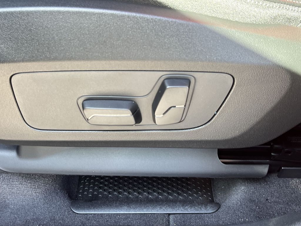 2025 BMW X1 xDrive28i 12