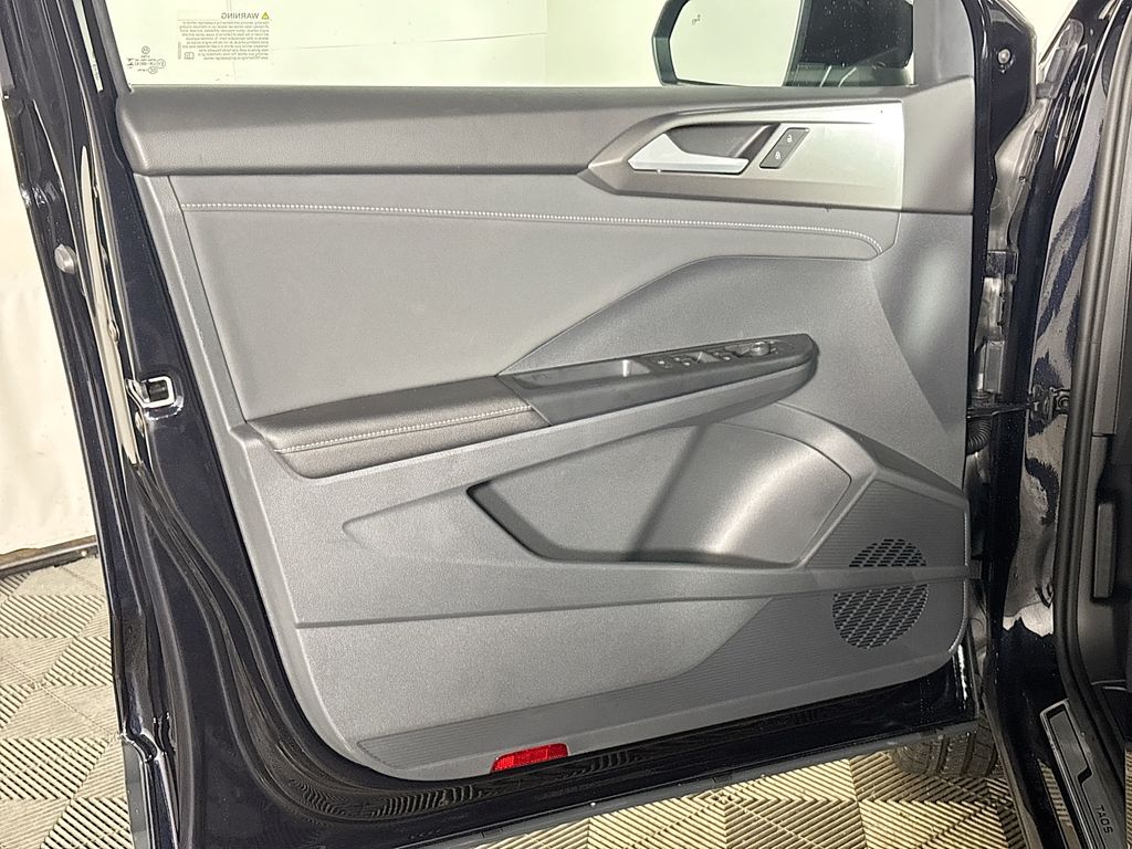 2025 Volkswagen Taos 1.5T SE Black