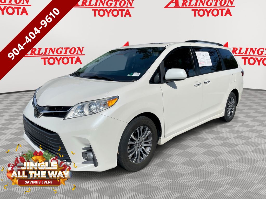 2020 Toyota Sienna XLE's photo