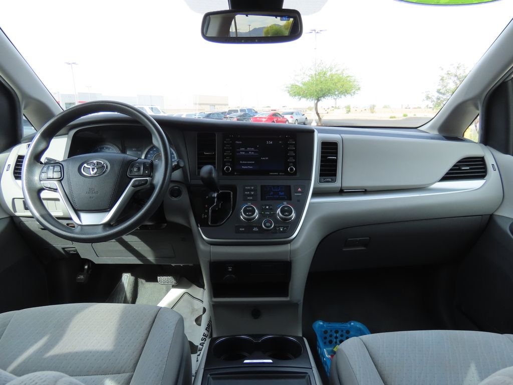 2020 Toyota Sienna LE 13