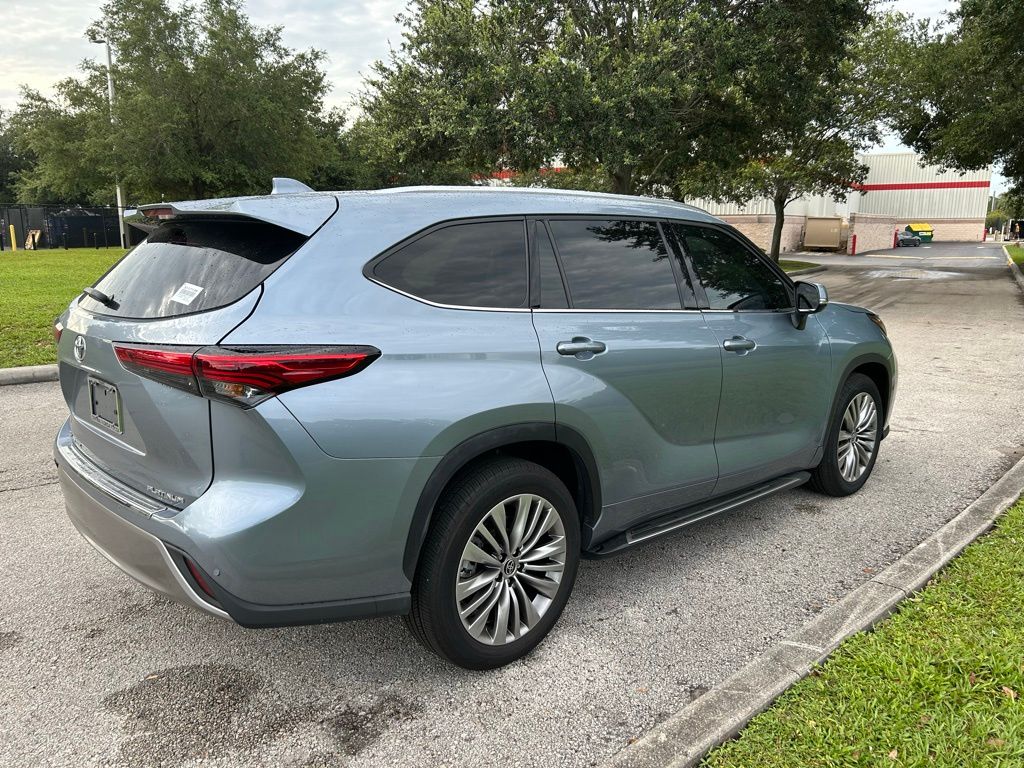 Thumbnail: 2022 Toyota Highlander - 5