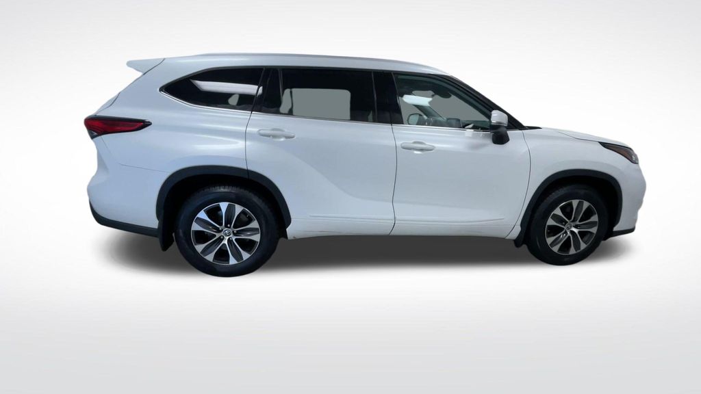 2022 Toyota Highlander XLE - Photo 9