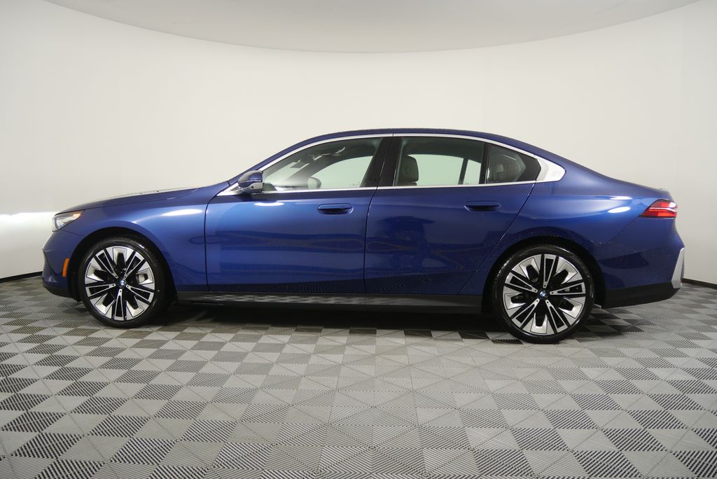 Thumbnail: 2025 BMW 5 Series - 6