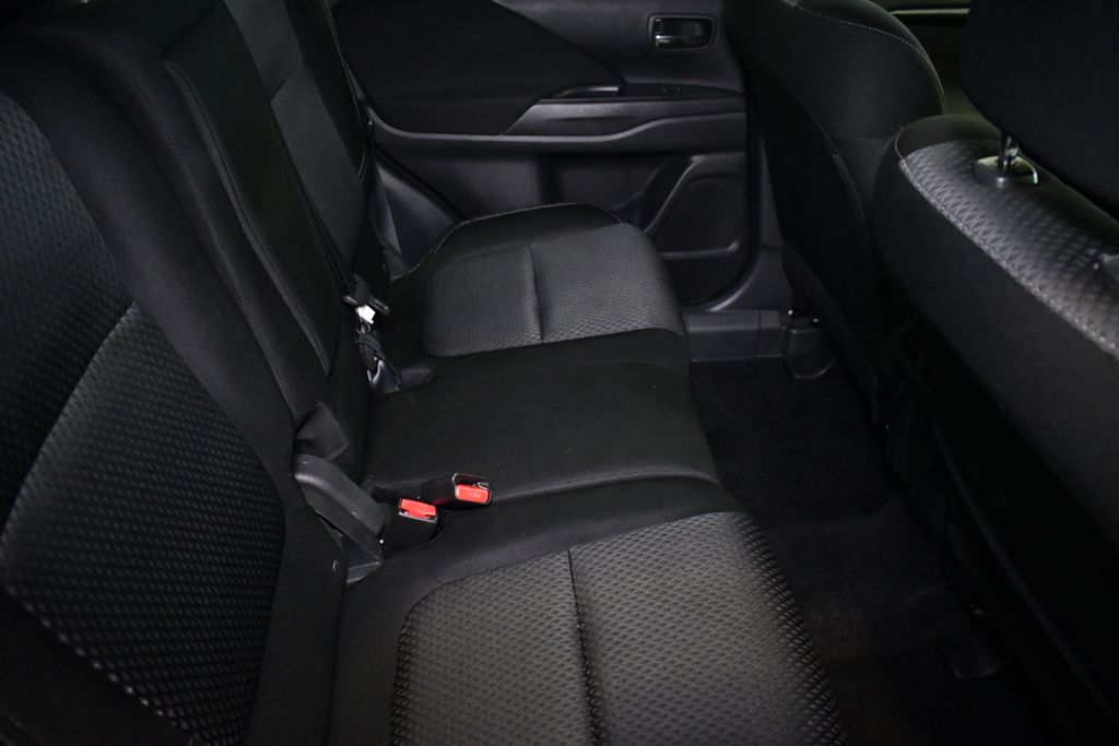 Thumbnail: 2019 Mitsubishi Outlander - 29