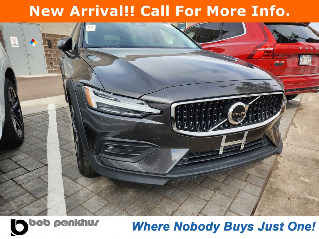 2025 Volvo V60 Cross Country B5 Plus