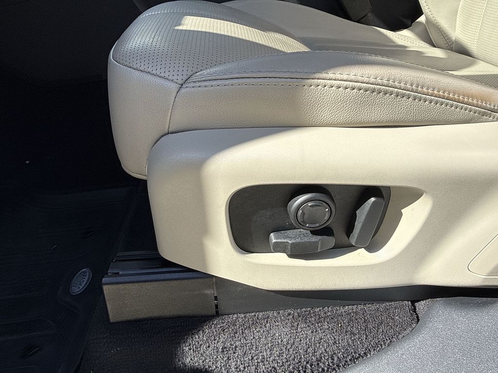 Thumbnail: 2020 Land Rover Discovery - 14