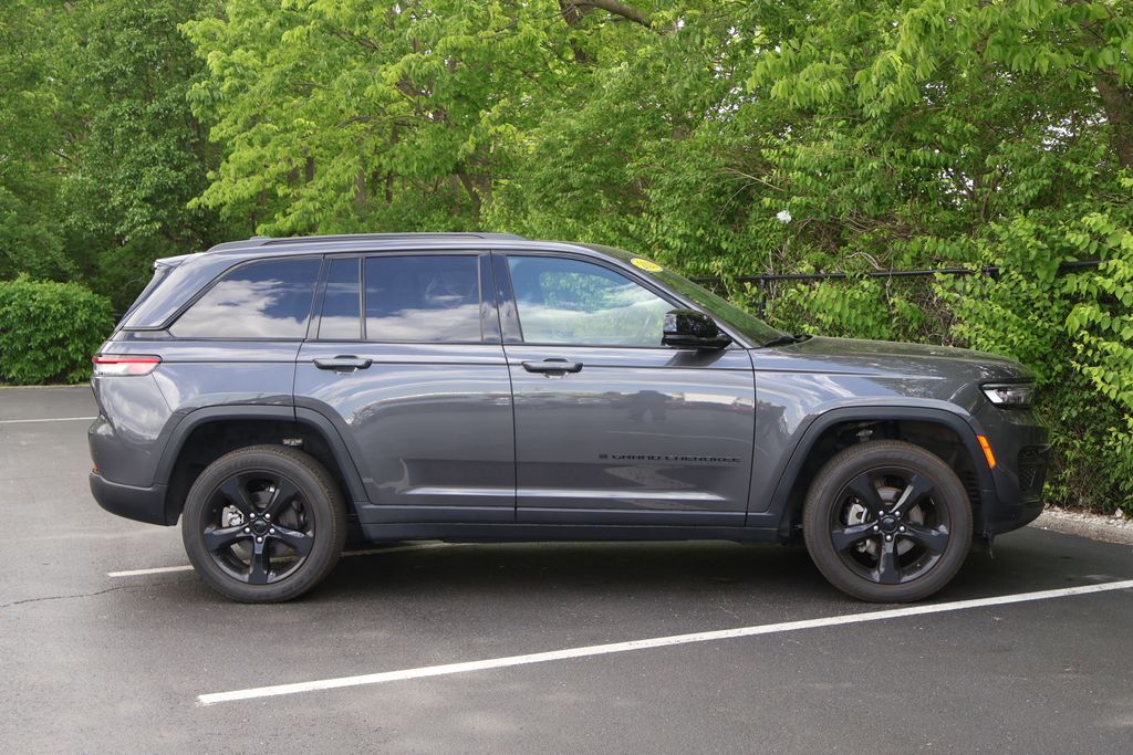 Thumbnail: 2023 Jeep Grand Cherokee - 10