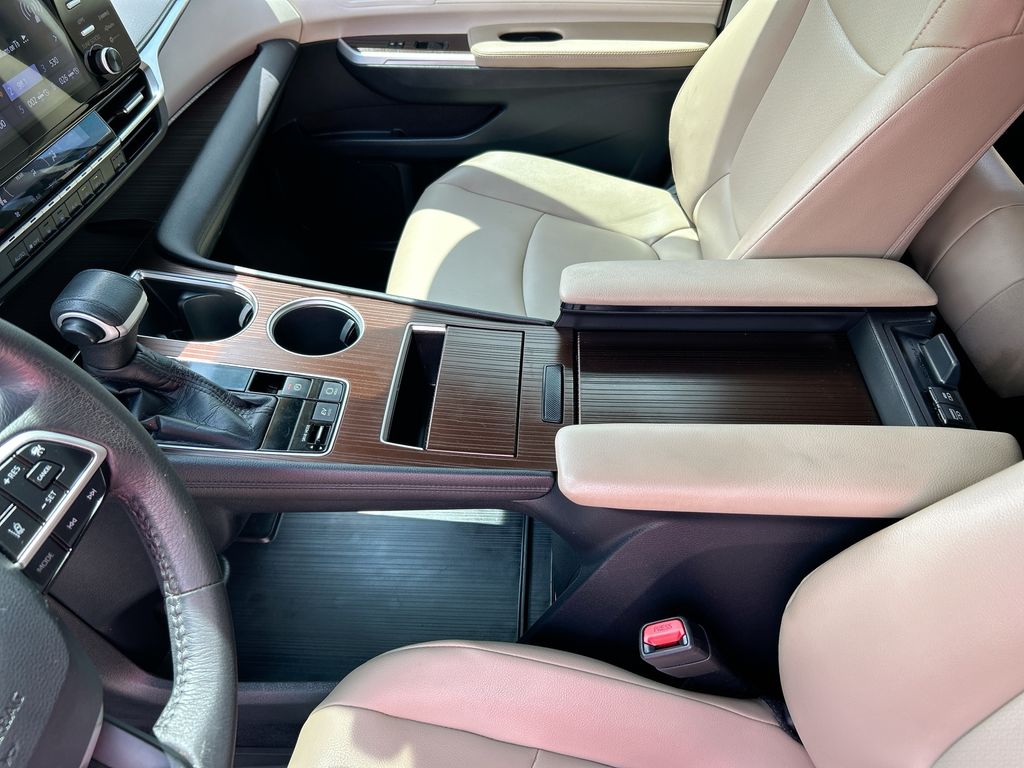 Thumbnail: 2021 Toyota Sienna - 28