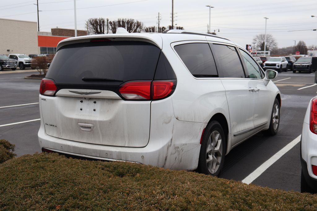 Thumbnail: 2017 Chrysler Pacifica - 10