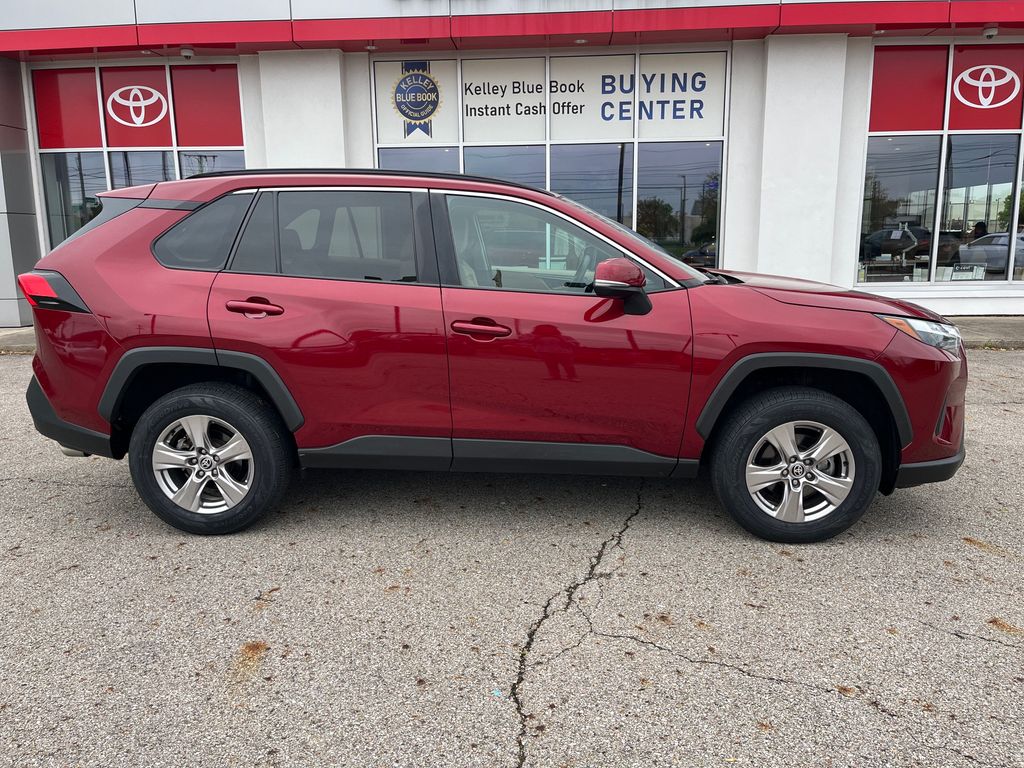 2022 Toyota RAV4 XLE photo