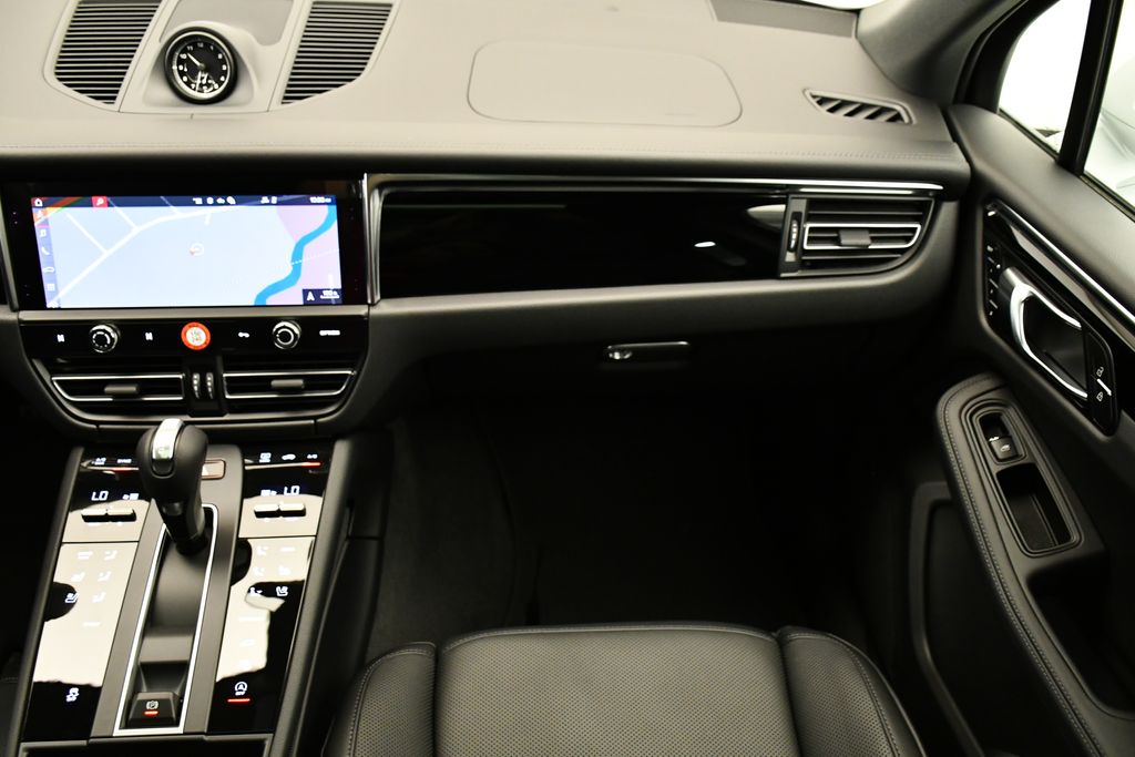 Thumbnail: 2025 Porsche Macan - 24