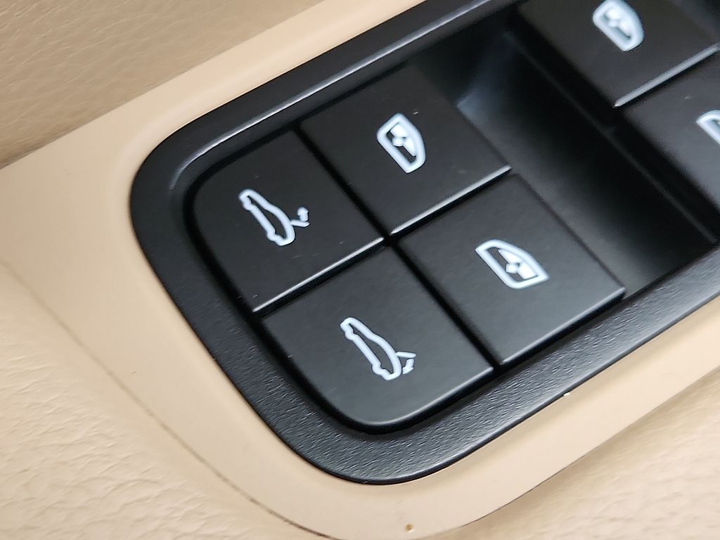 Thumbnail: 2022 Porsche Cayenne - 27