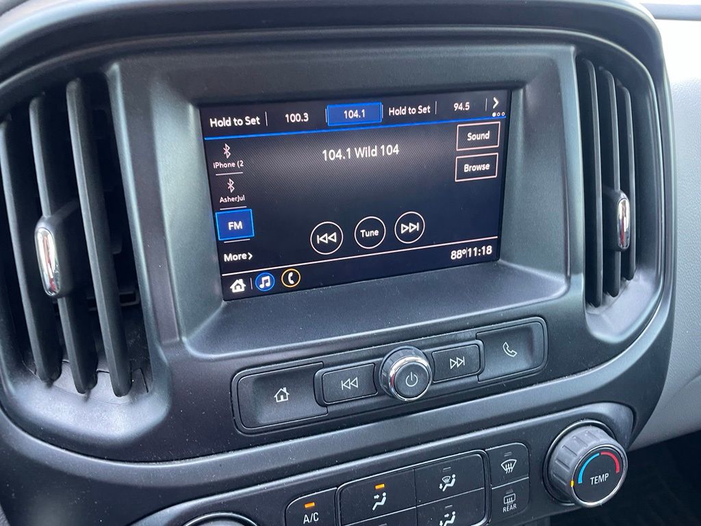 Used 2020 White GMC Base image 15