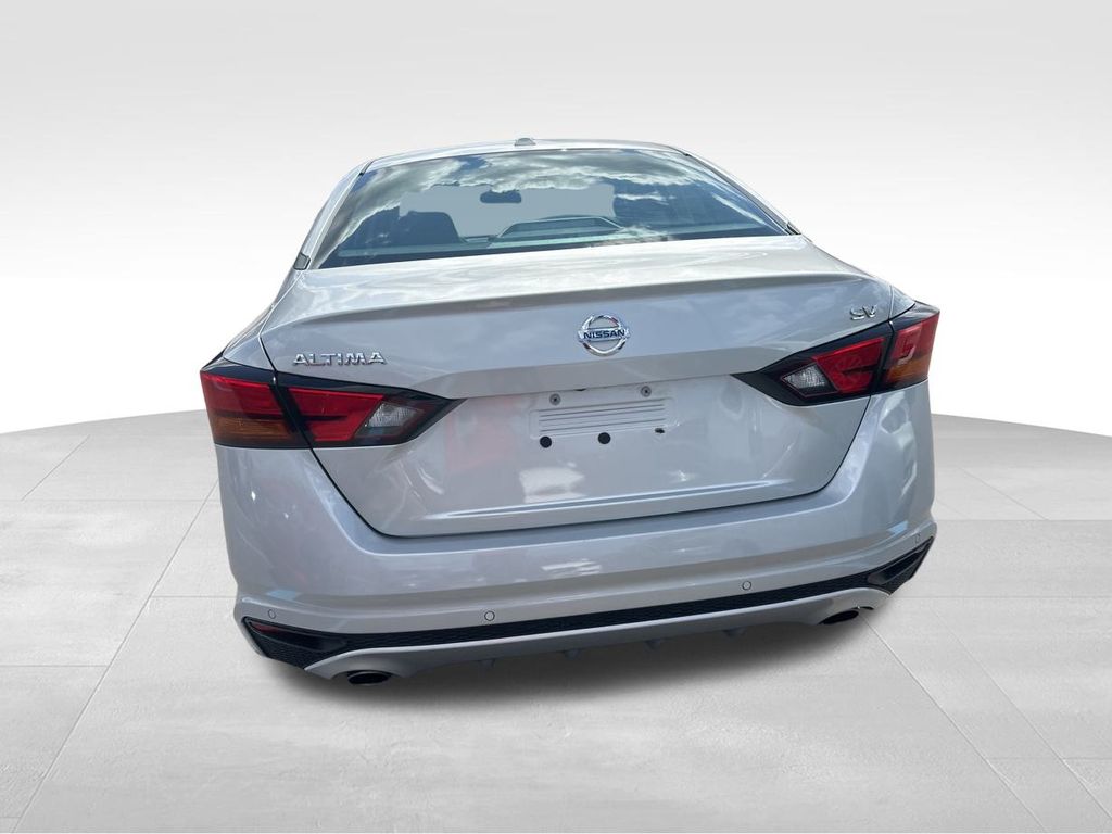 2022 Brilliant Silver Metallic Nissan Altima 2.5 SV FWD Sedan