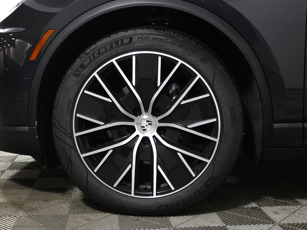 Thumbnail: 2026 Porsche Macan - 12