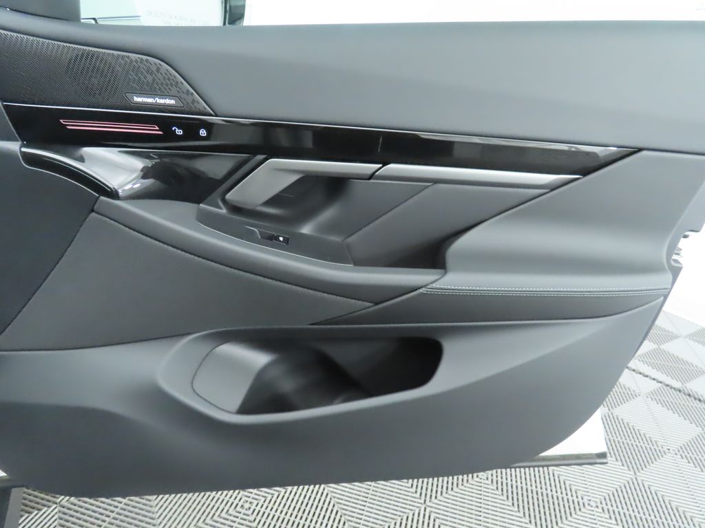 Thumbnail: 2025 BMW 5 Series - 26