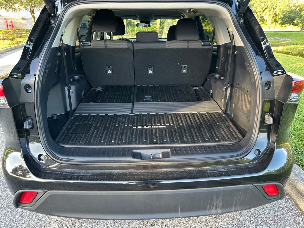 2024 Toyota Highlander LE 10
