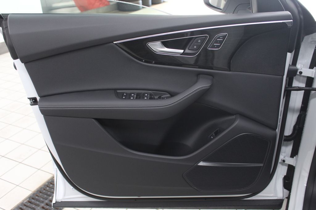 Thumbnail: 2026 Audi Q8 - 15