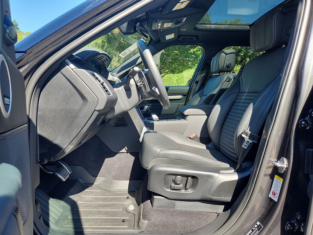 Thumbnail: 2026 Land Rover Discovery - 13