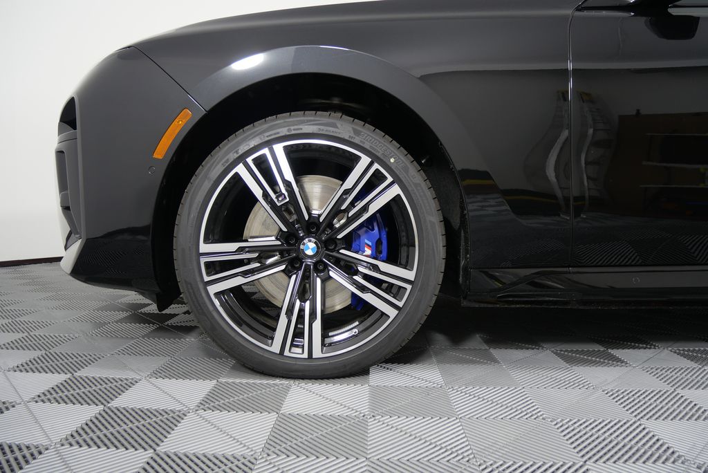 2025 BMW i7 xDrive60 9