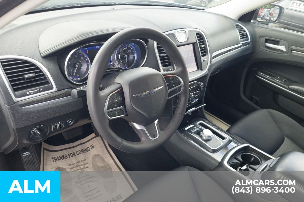 2022 Chrysler 300 Touring photo 14