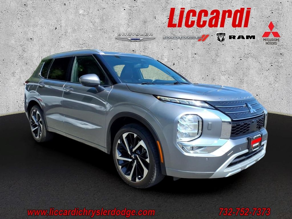 Silver 2022 Mitsubishi Outlander SUV / Crossover All-Wheel Drive Continuously Variable Transmission