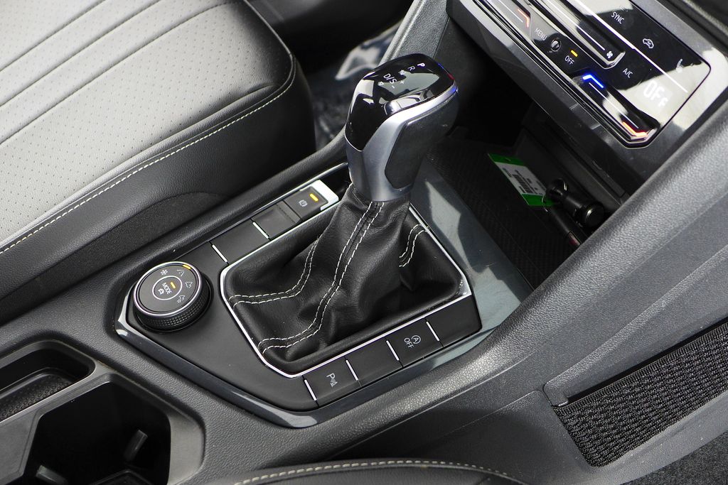 Thumbnail: 2022 Volkswagen Tiguan - 15