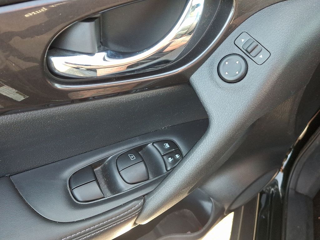 2020 Nissan Rogue SV 27