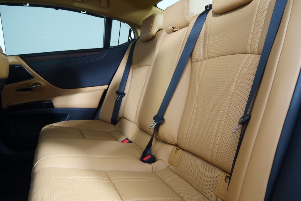 2023 Lexus ES  17