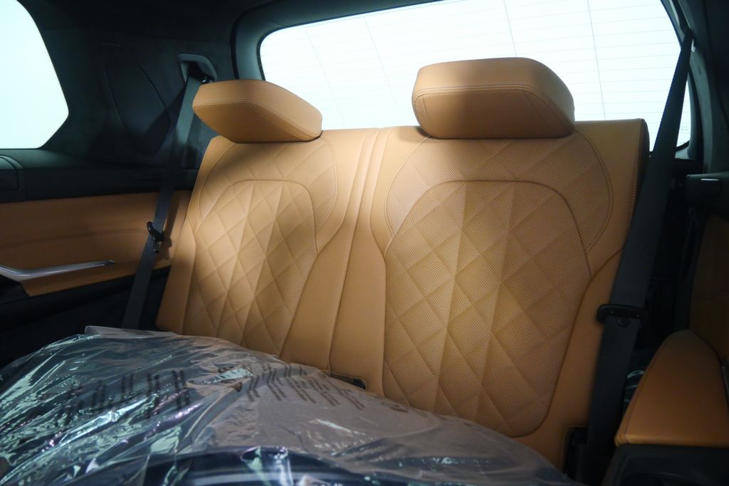 Thumbnail: 2026 BMW X7 - 16