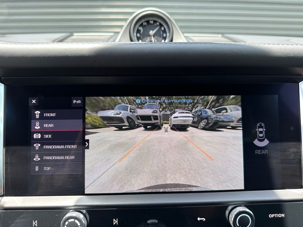 2025 Porsche Macan  26