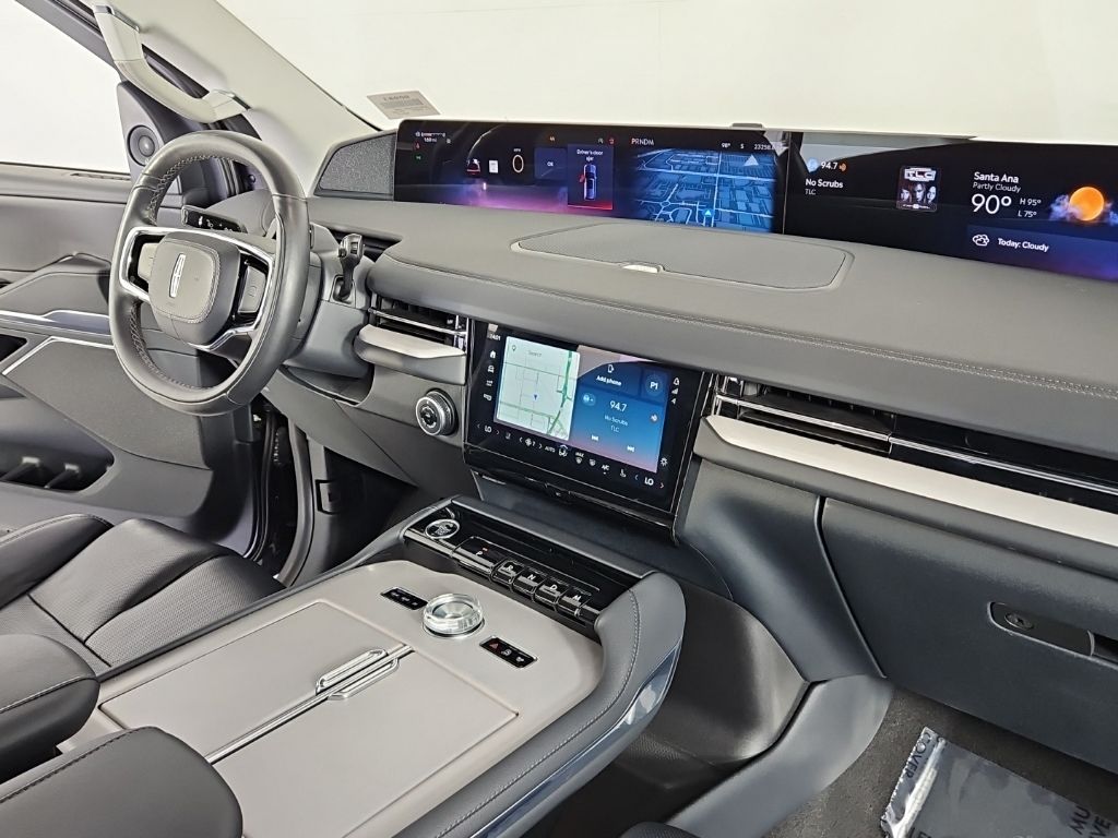 Thumbnail: 2025 Lincoln Navigator L - 13