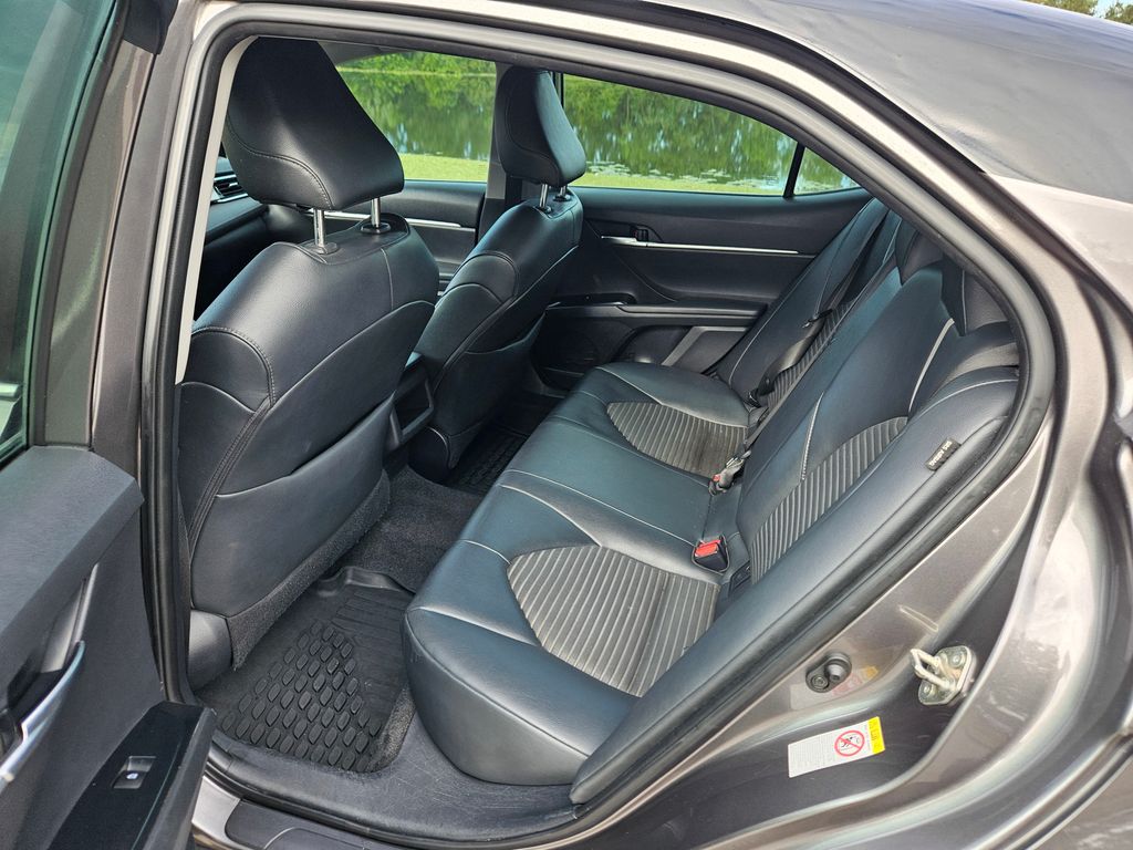 2018 Toyota Camry SE 13