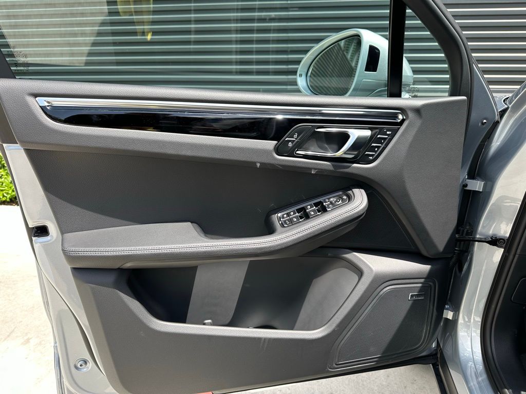 2025 Porsche Macan  14