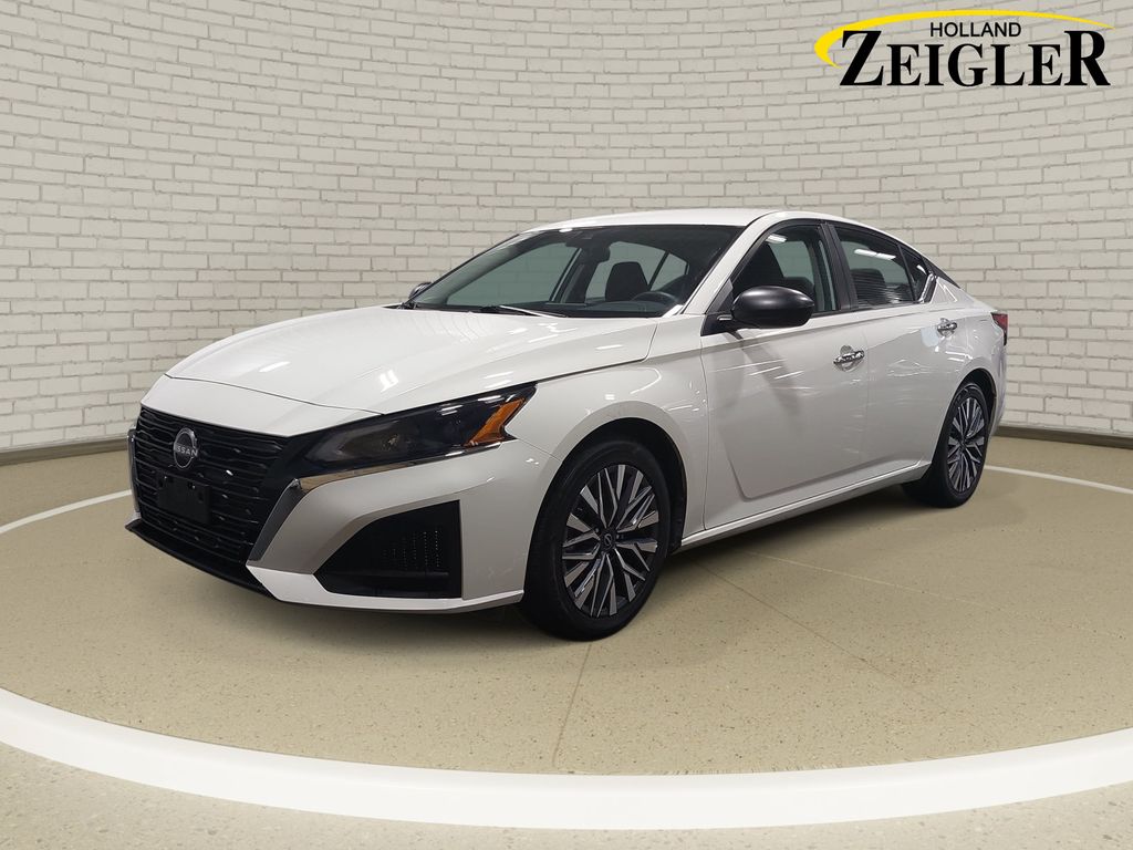 Glacier White 2025 Nissan Altima Sedan Front-Wheel Drive Continuously Variable Transmission