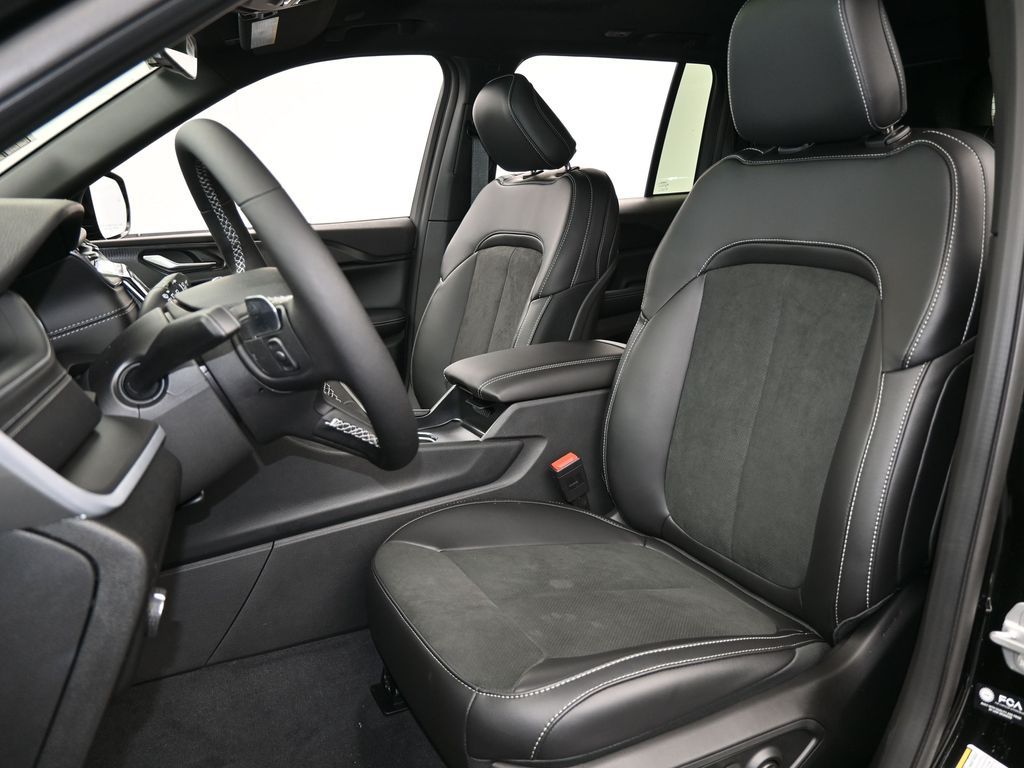 New 2025 Diamond Black Crystal Pearlcoat Jeep Laredo image 10
