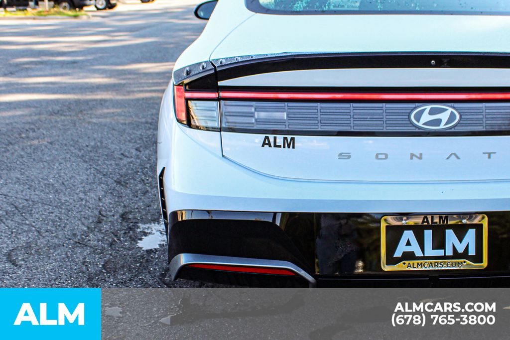 Used 2025 White Hyundai SEL image 12