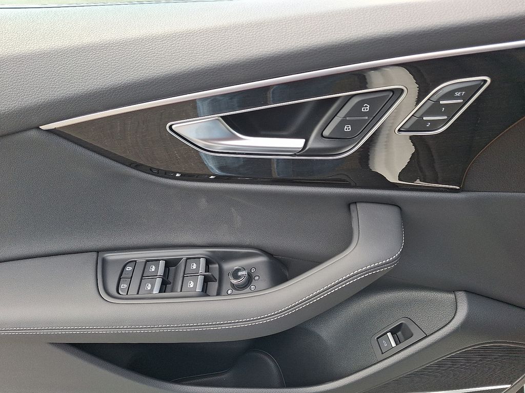 Thumbnail: 2026 Audi Q8 - 9