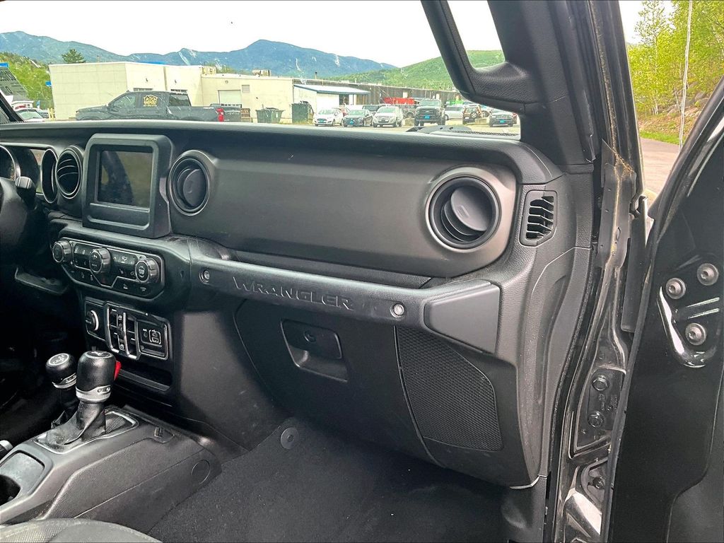 2022 Jeep Wrangler — photo 13