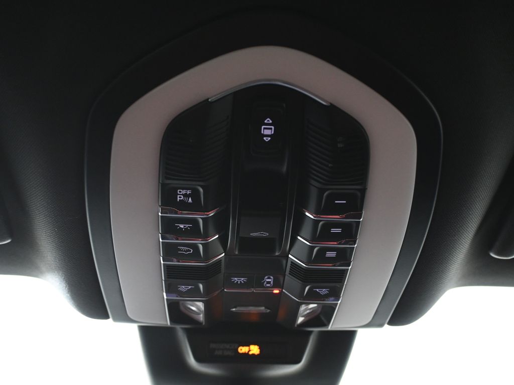 Thumbnail: 2026 Porsche Macan - 21