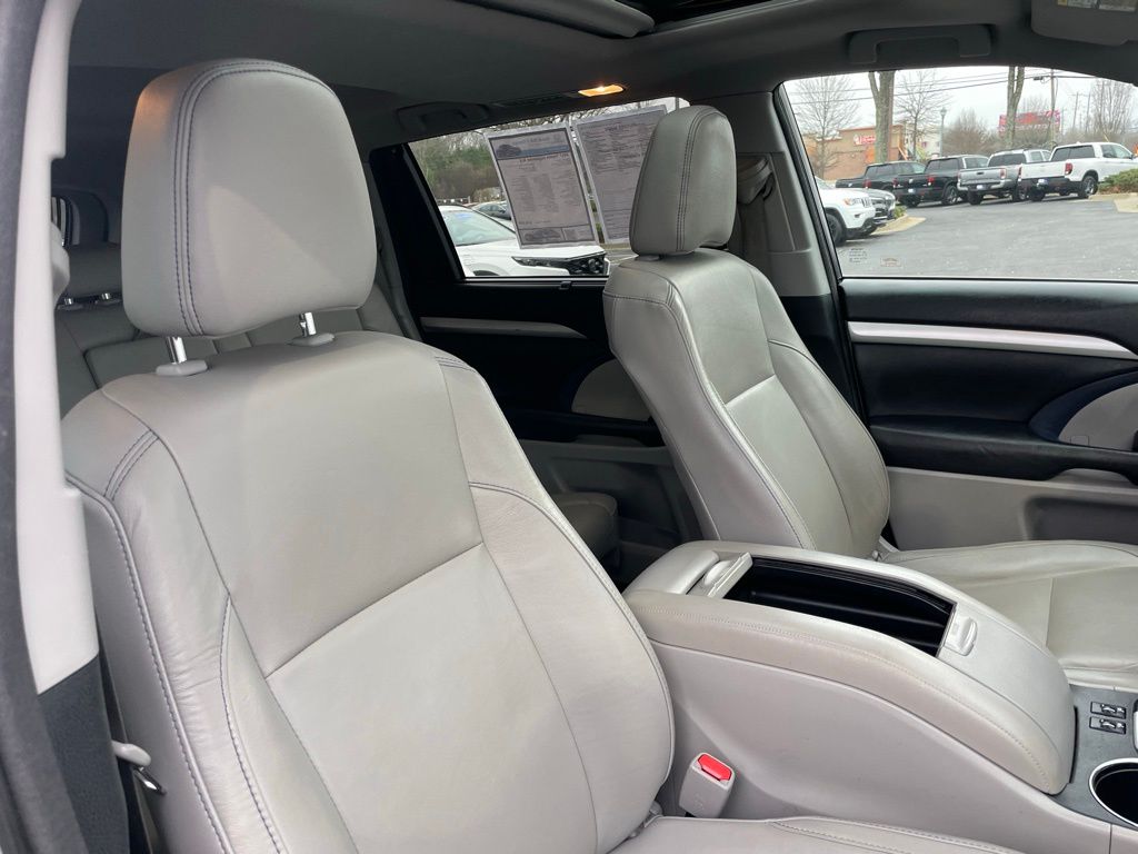 Thumbnail: 2017 Toyota Highlander - 31