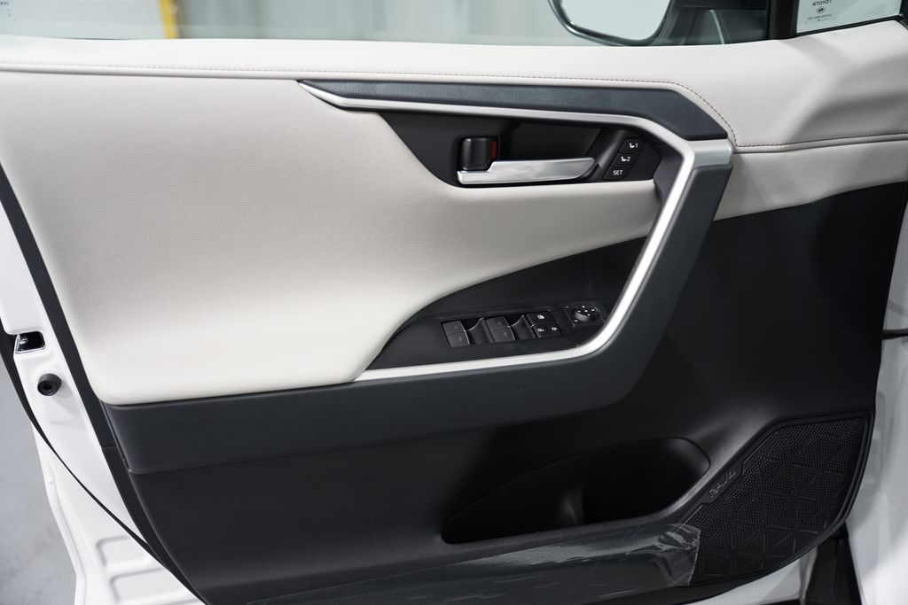 2025 Toyota RAV4 Limited 31