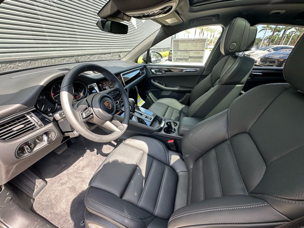 Thumbnail: 2026 Porsche Macan - 4