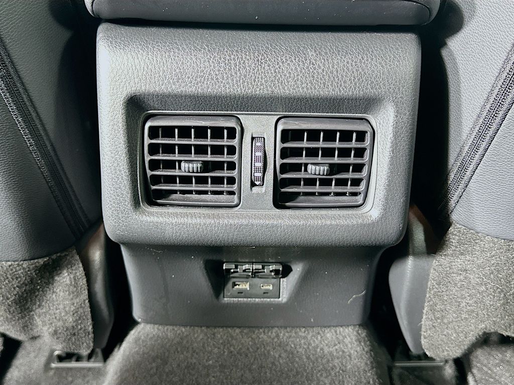 2025 Toyota Camry SE 24