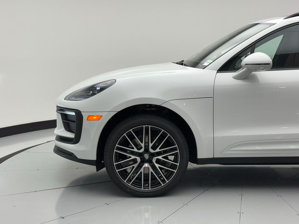Thumbnail: 2025 Porsche Macan - 29