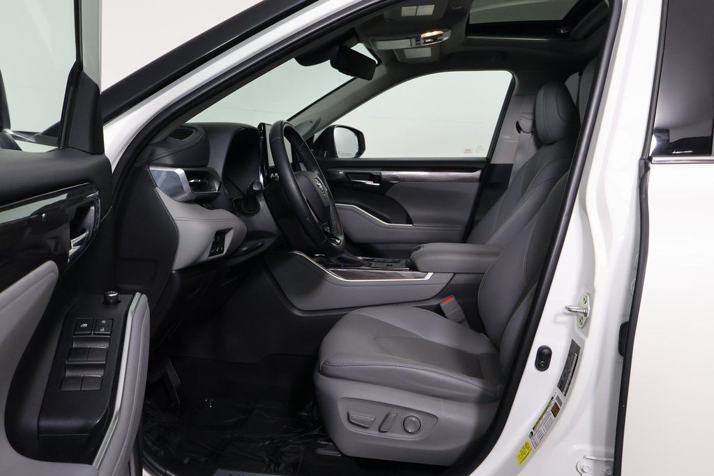 Thumbnail: 2020 Toyota Highlander - 10