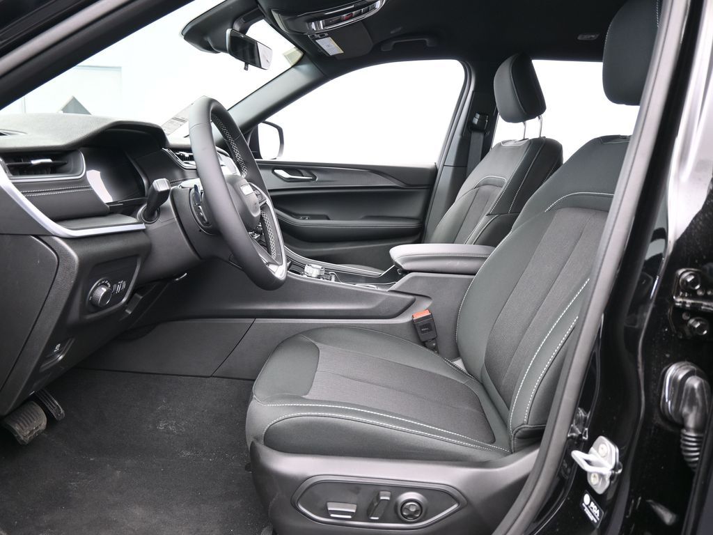 New 2026 Diamond Black Crystal Pearlcoat Jeep Laredo image 11