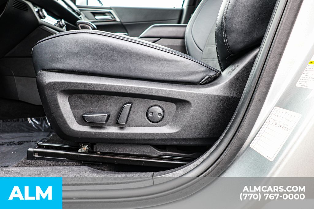 Used 2025 Silver Mitsubishi SE image 27